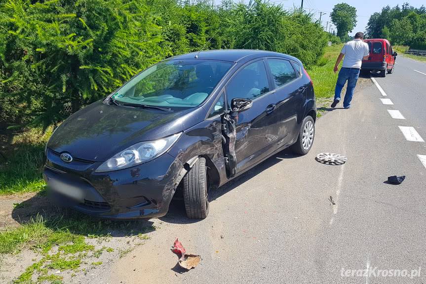 Uderzył w zaparkowany samochód