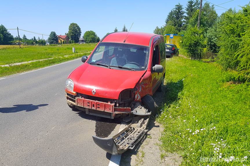 Uderzył w zaparkowany samochód