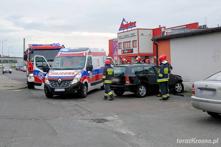 Duchowny wjechał autem w sklep