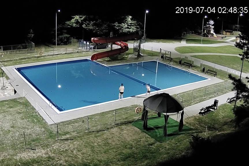 Amatorzy nocnych kąpieli zgłosili się do urzędu gminy