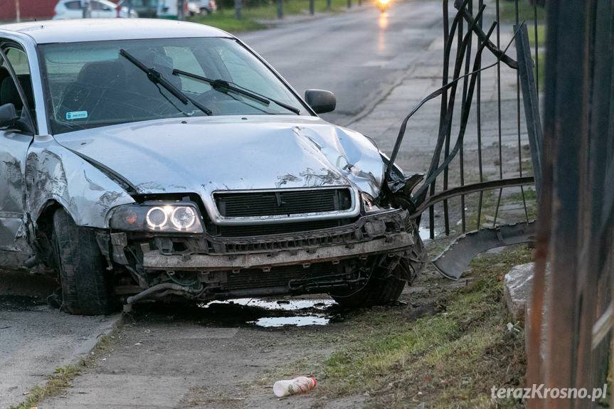 Audi roztrzaskało się na ogrodzeniu