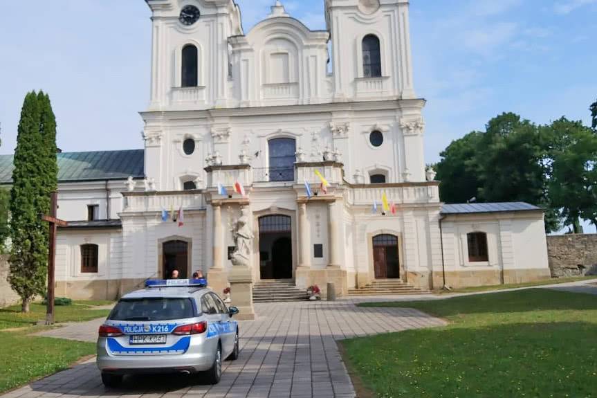 Ktoś obrzucił klasztor w Dukli czarną substancją