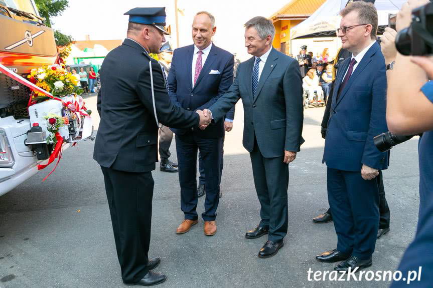 Oficjalne przekazanie i poświęcenie nowego wozu strażackiego dla OSP Miejsce Piastowe
