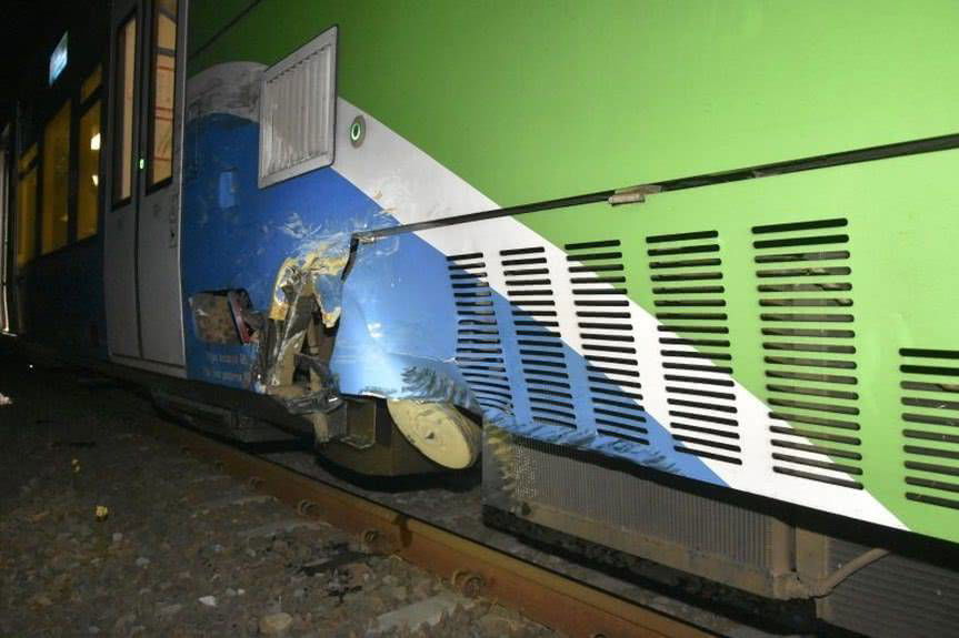 REGION. Wypadek w Szebniach, wjechali motocyklem w szynobus