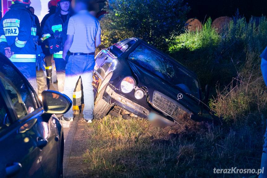 Pijana wjechała do rowu. Wiozła trójkę dzieci i pijanego męża