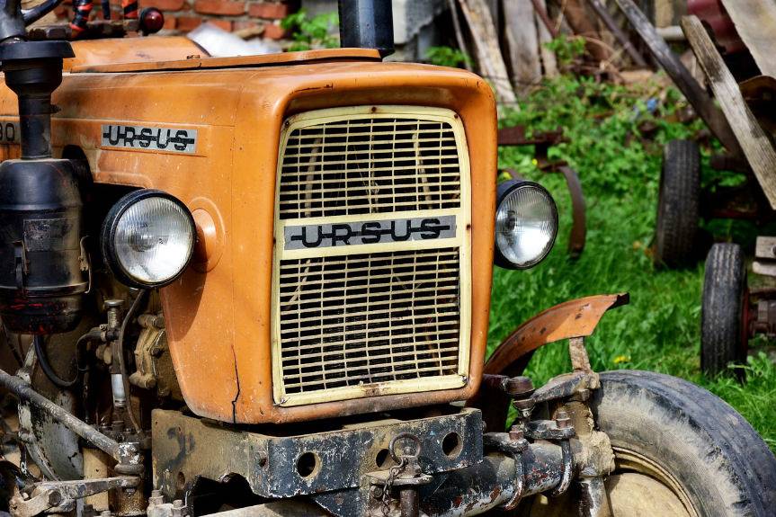 REGION. Pijany traktorzysta chciał zrobić "weselną bramę"