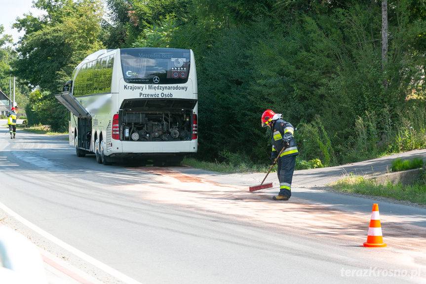 Awaria autokaru. Strażacy neutralizowali rozlany olej
