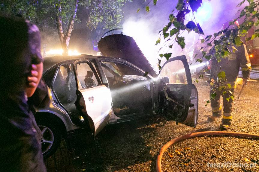 Pożar w Jaszczwi, audi spłonęło doszczętnie