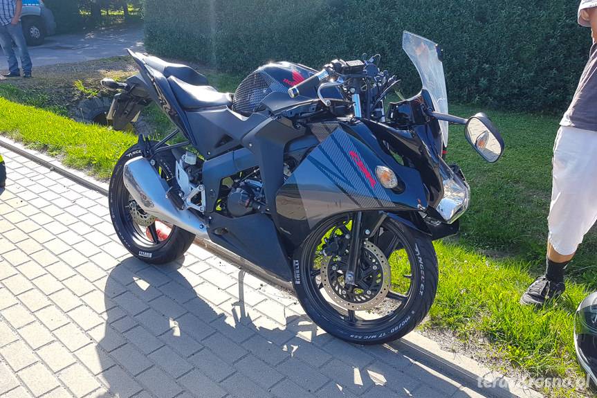 Motocyklista uderzył w osobówkę