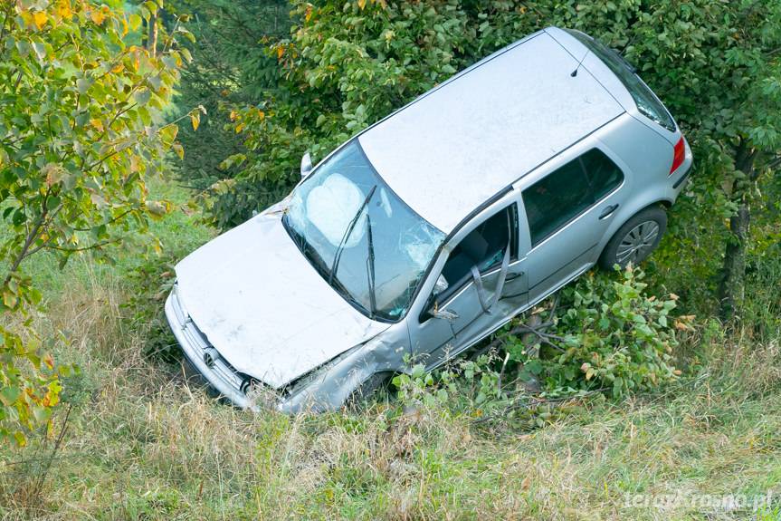 Kierowca zasnął za kierownicą, volkswagen koziołkował