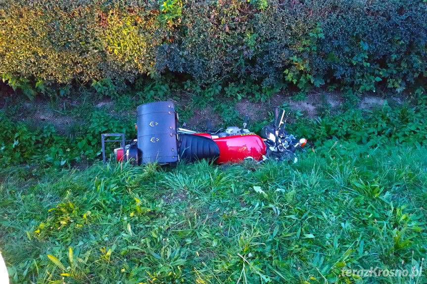 Motocyklem wjechał do rowu