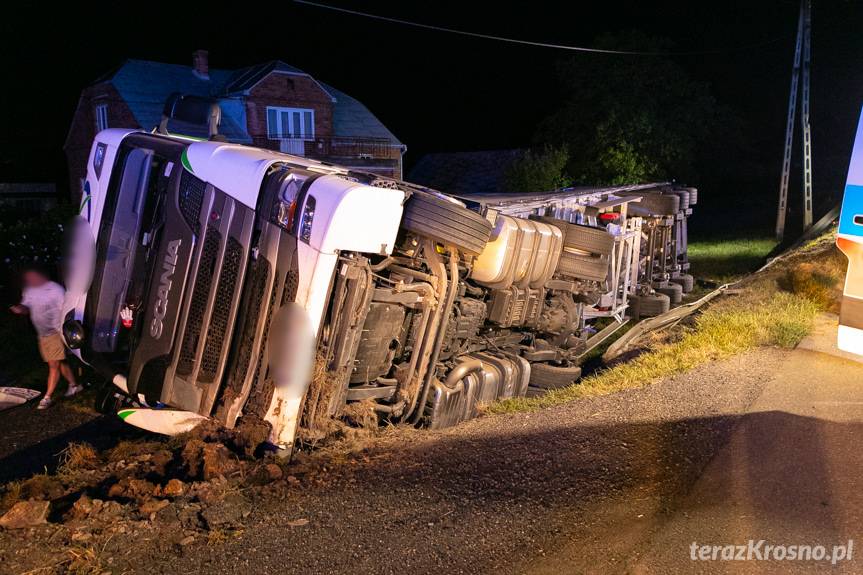 Potok. Tir uderzył w barierę i przewrócił się na bok