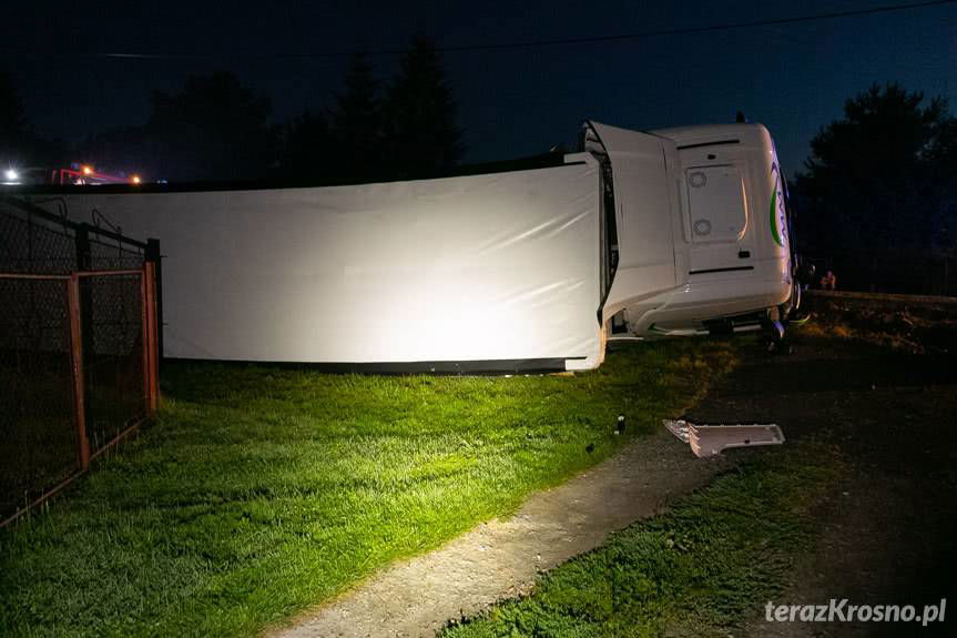 Potok. Tir uderzył w barierę i przewrócił się na bok