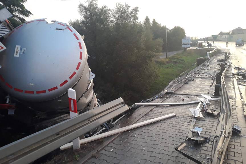 REGION. Piorun uderzył w cysternę z lepikiem