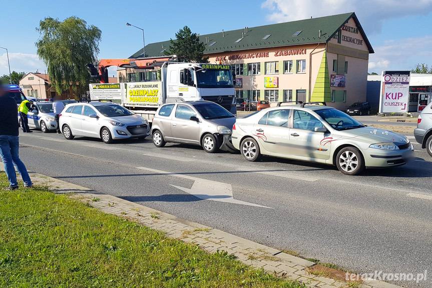 Kolizja trzech samochodów przed sygnalizacją