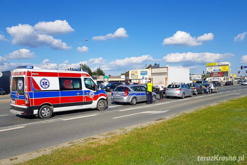 Kolizja trzech samochodów przed sygnalizacją