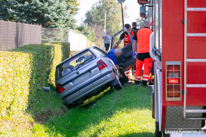 Zręcin. Wjechał do przydrożnego rowu
