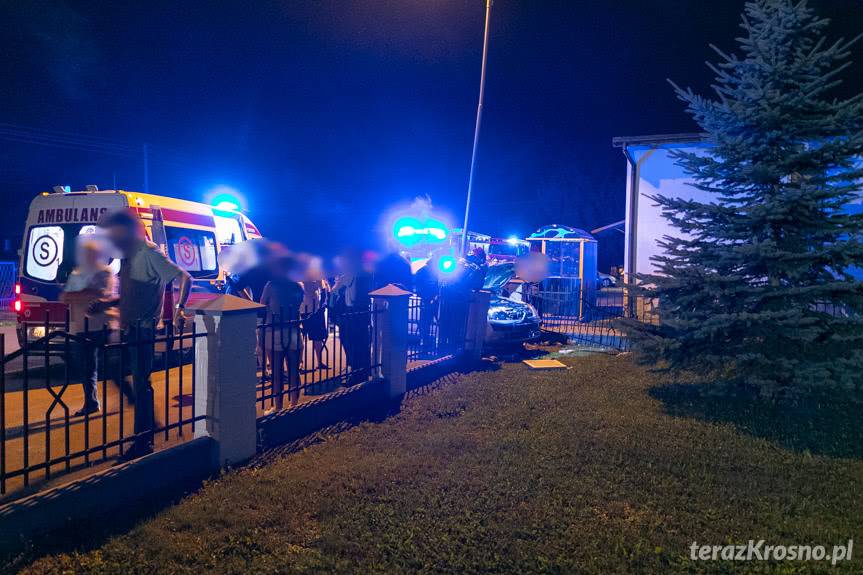 Korczyna. Uderzył w latarnię i ogrodzenie kościoła