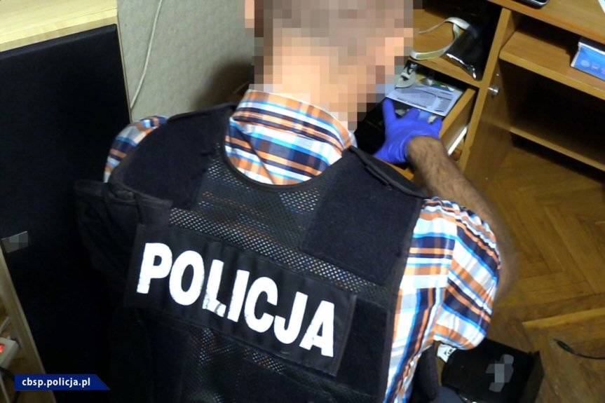 CBŚP zatrzymało podejrzanych o rozpowszechnianie treści pedofilskich