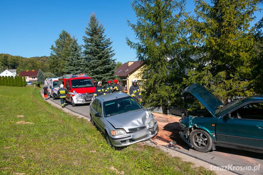 Zderzenie czołowe dwóch samochodów w Lubatowej