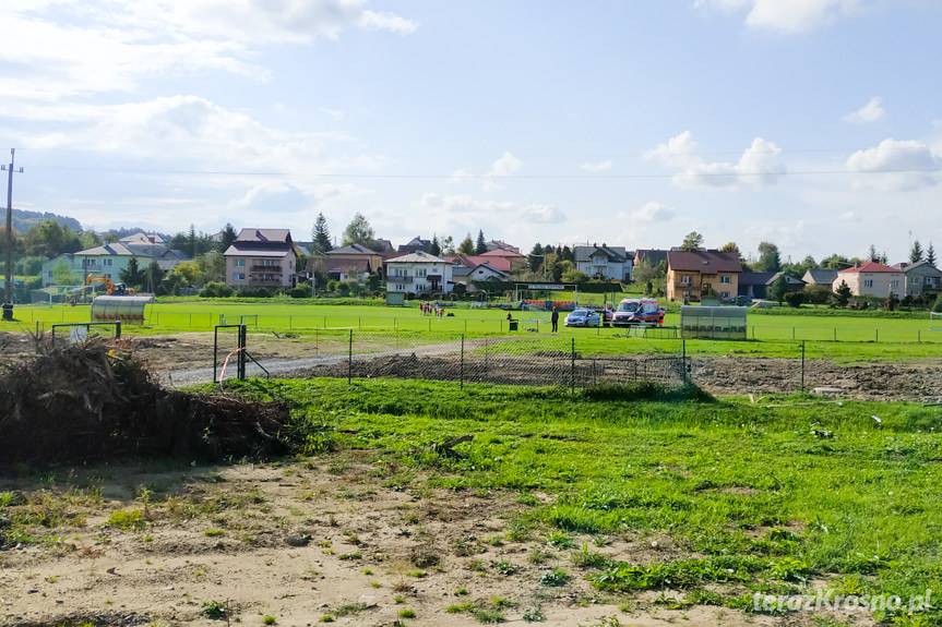 Wybuch oparów benzyny, poparzony młody mężczyzna