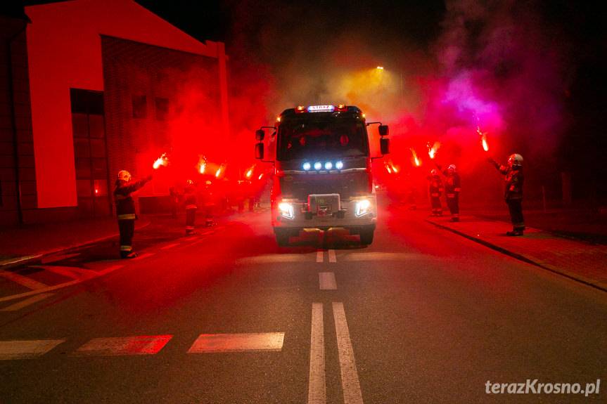 Druhowie z OSP Krościenko Wyżne przywitali nowy samochód gaśniczy