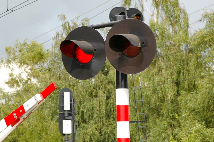 Samochód utknął na przejeździe kolejowym 