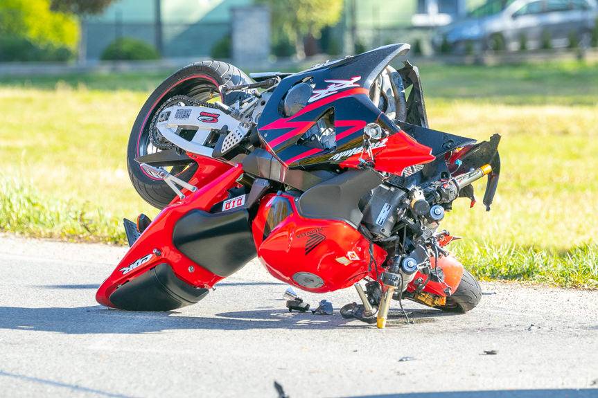 REGION. Wypadek w Kątach, zderzenie osobówki i motocykla
