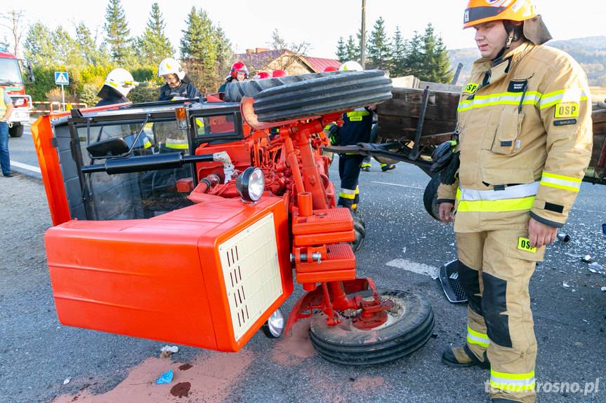 Wypadek w Iwli. Zderzenie ciągnika i samochodu osobowego