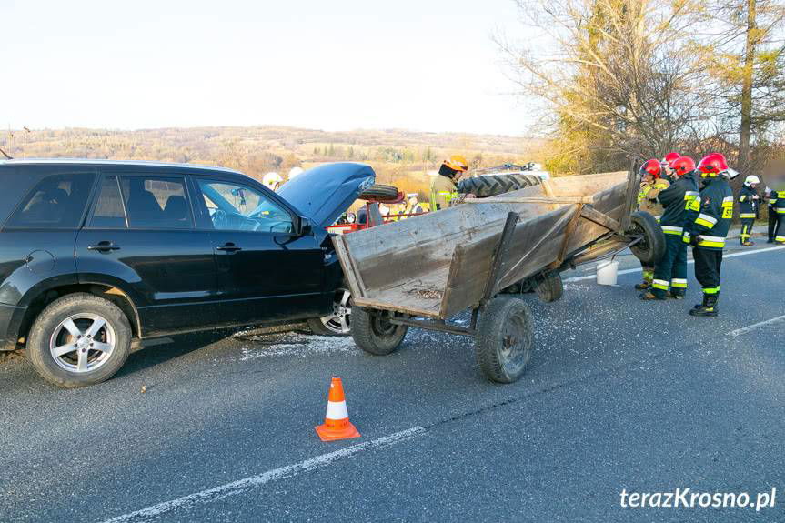 Wypadek w Iwli. Zderzenie ciągnika i samochodu osobowego