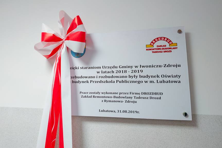 Lubatowa. Tablica upamiętnia budowniczych przedszkola