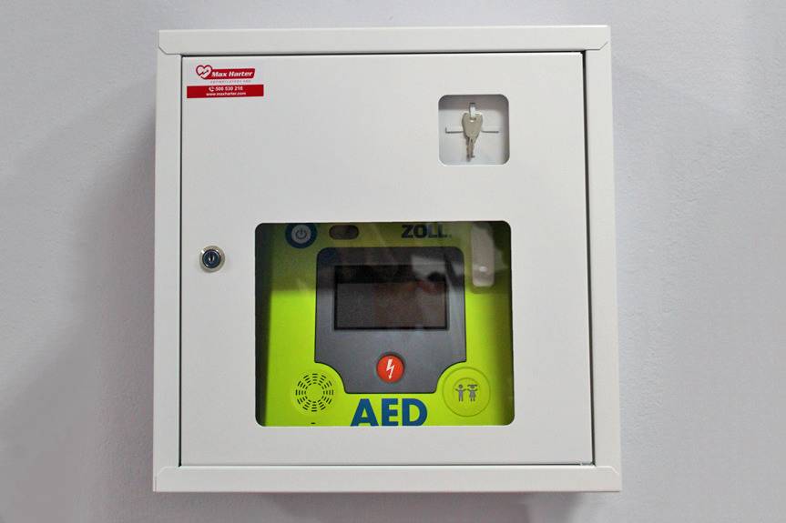 Defibrylator zawisł na ścianie GOSiR Jedlicze. Ma ratować ludzkie życie