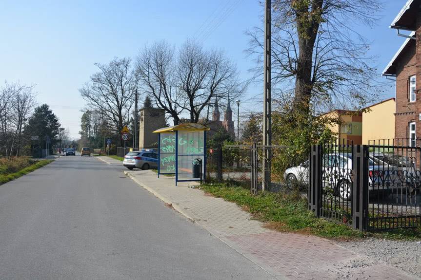 Młodzi ludzie zdewastowali przystanki autobusowe