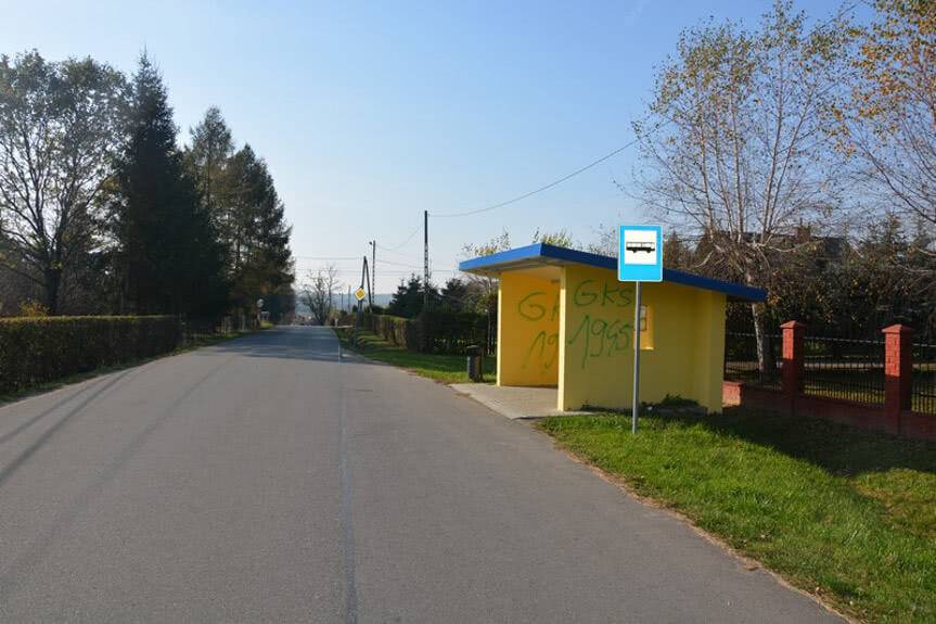 Młodzi ludzie zdewastowali przystanki autobusowe
