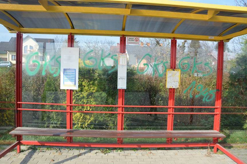 Młodzi ludzie zdewastowali przystanki autobusowe