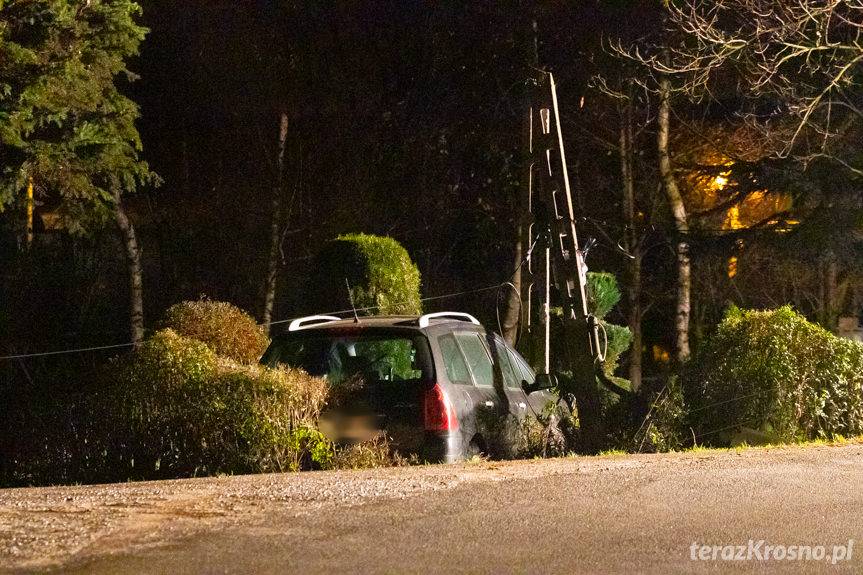 Uderzył w słup linii energetycznej