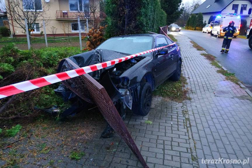 Toyotą uderzył w ogrodzenie