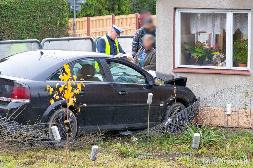 Uderzył samochodem w dom