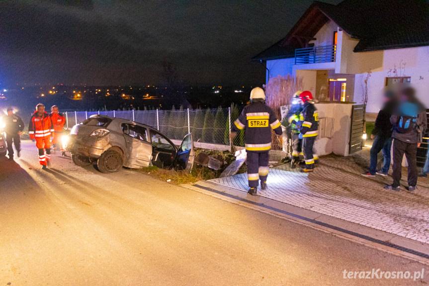 Wypadek w Zręcinie, uderzyli w ogrodzenie posesji