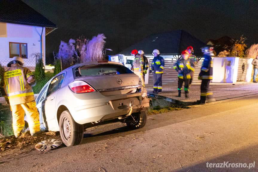 Wypadek w Zręcinie, uderzyli w ogrodzenie posesji