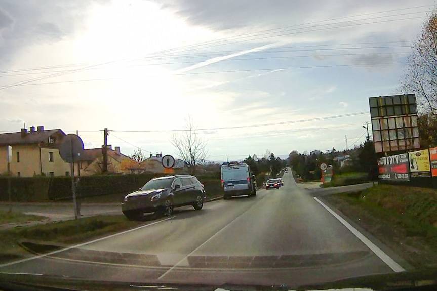 Zderzenie subaru i peugeota w Korczynie