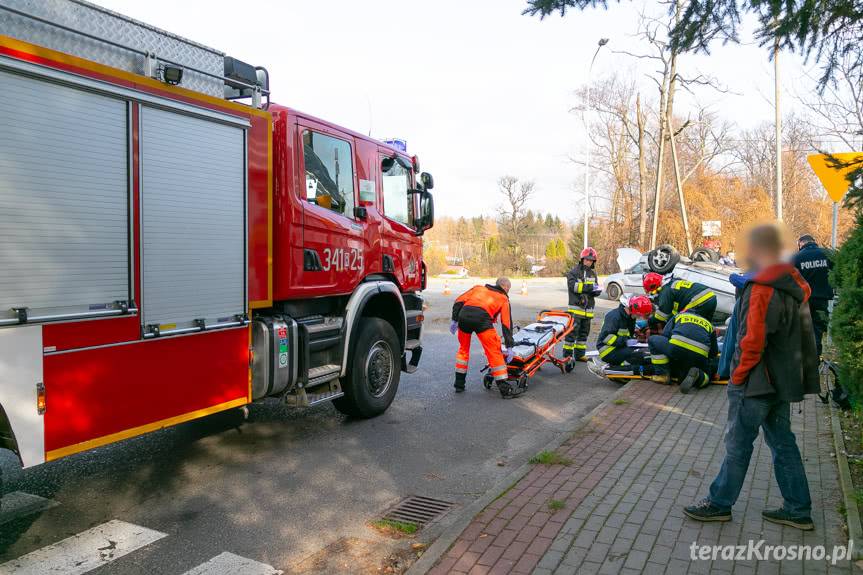 Zderzenie na skrzyżowaniu w Krośnie. Seat na dachu