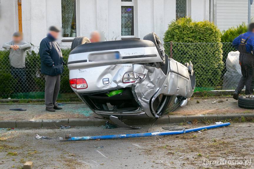Zderzenie na skrzyżowaniu w Krośnie. Seat na dachu
