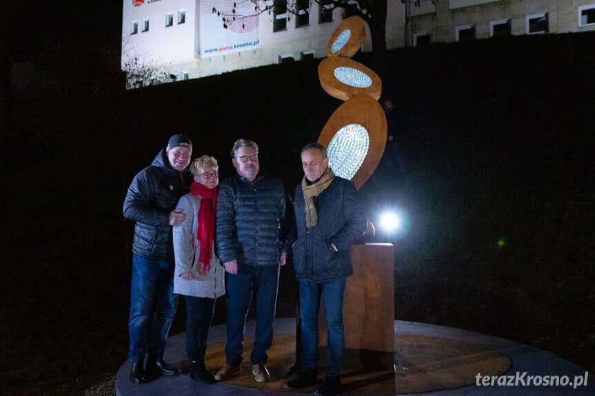 Szklana rzeźba - symbol mieszkańców Krosna