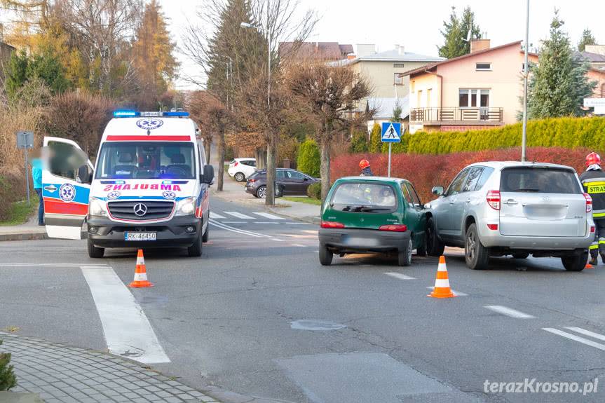 Zderzenie toyoty i fiata na skrzyżowaniu
