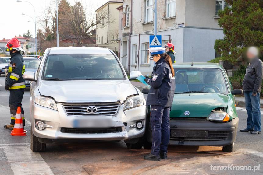 Zderzenie toyoty i fiata na skrzyżowaniu