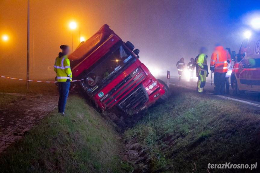 Zasnął za kierownicą. Wjechał tirem do rowu 