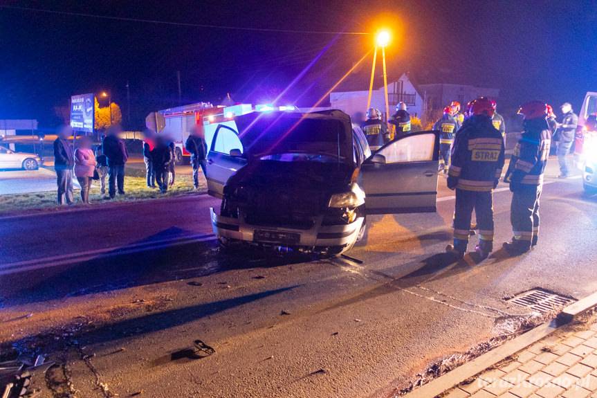 Wypadek w Ustrobnej. Czołowe zderzenie dwóch samochodów
