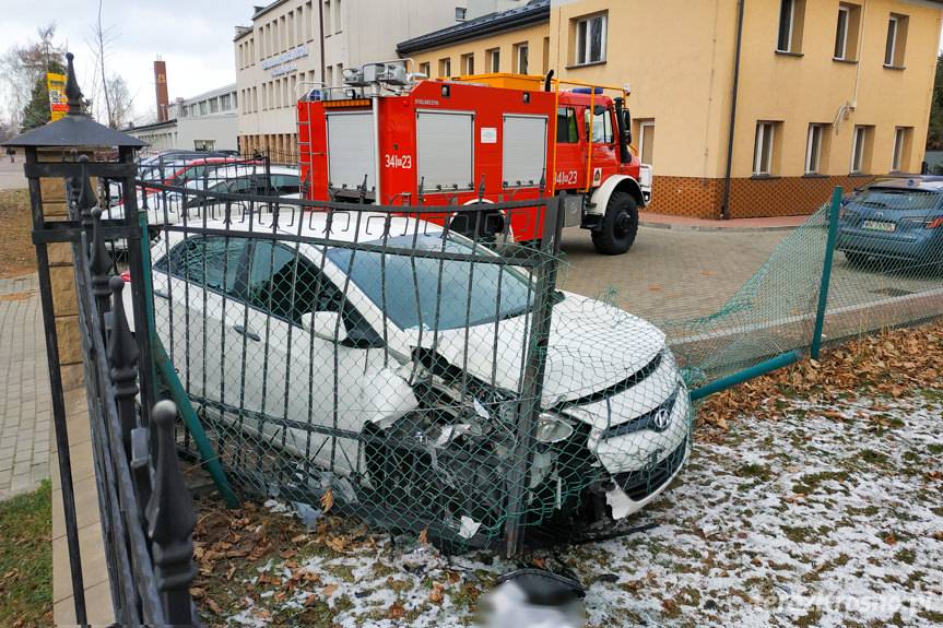 Zasłabł, wjechał w ogrodzenie