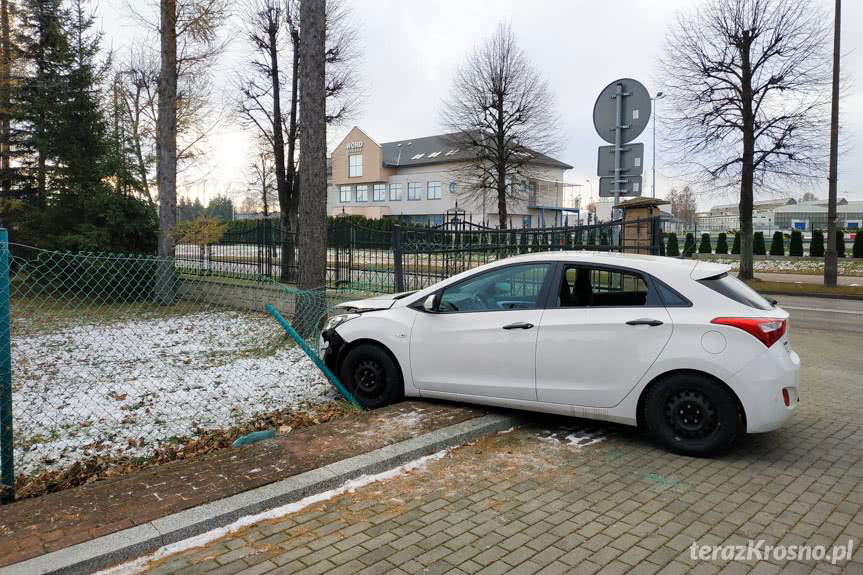 Zasłabł, wjechał w ogrodzenie